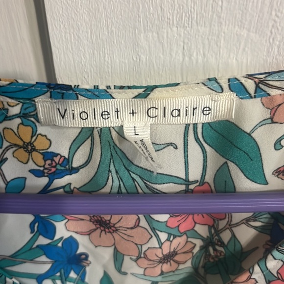 Floral white v neck sleeveless top size large - Picture 2 of 4